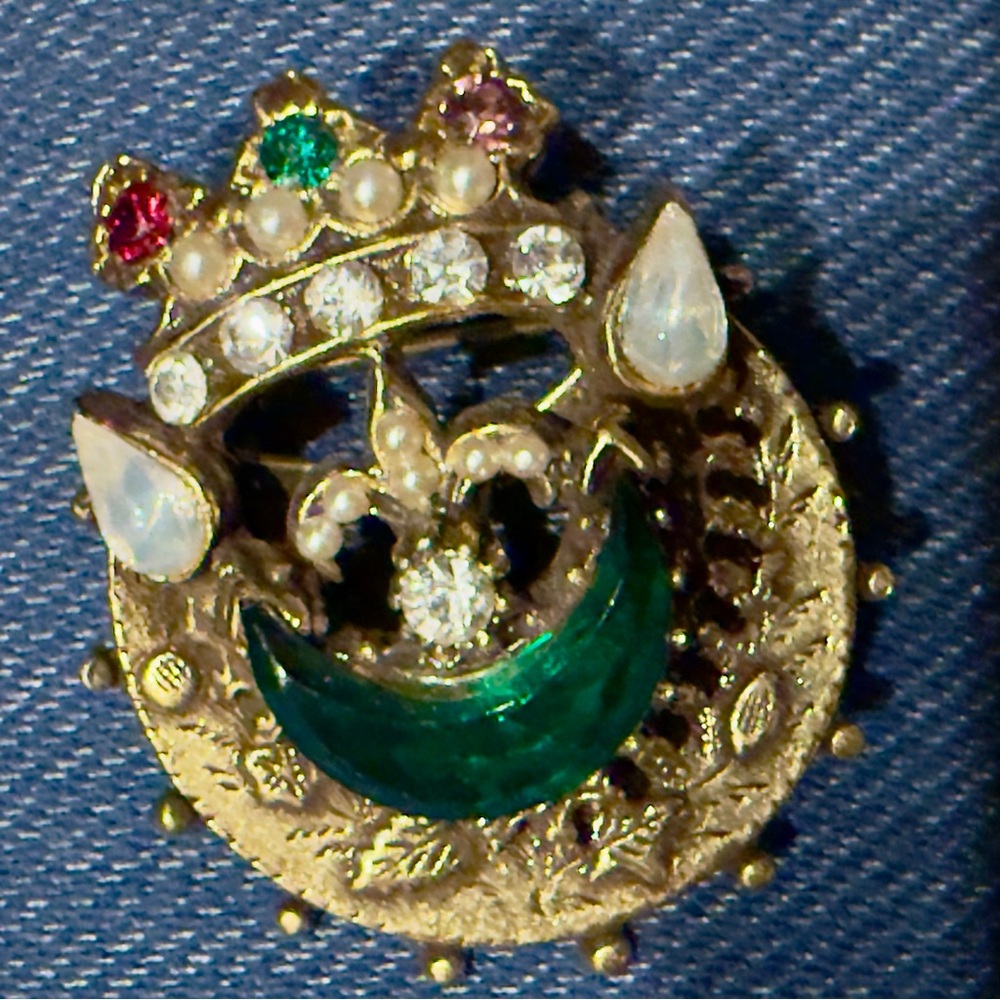 Elegant Gold and Green Brooch